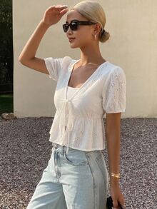 Dazy Designer بليزر قصير مزود بحزام للنساء محسه الصيفي، مزين بالكشكشة - أبيض - مشاهدة 3