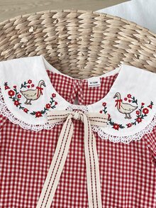 SHEIN Baby Girl Colorblock Peter Pan Collar Colorblock Bow Cute Floral Duck Embroidery Pattern Long Sleeve Plaid Versatile Romper Thick Style Suitable For Winter - Red and White - View 6