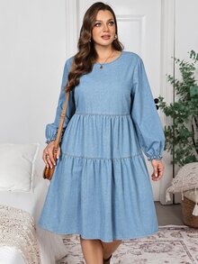 SHEIN CURVE+ Gaun Denim Longgar Lengan Lentera dengan Hem Berumbai untuk Wanita Ukuran Plus - Biru - View 4