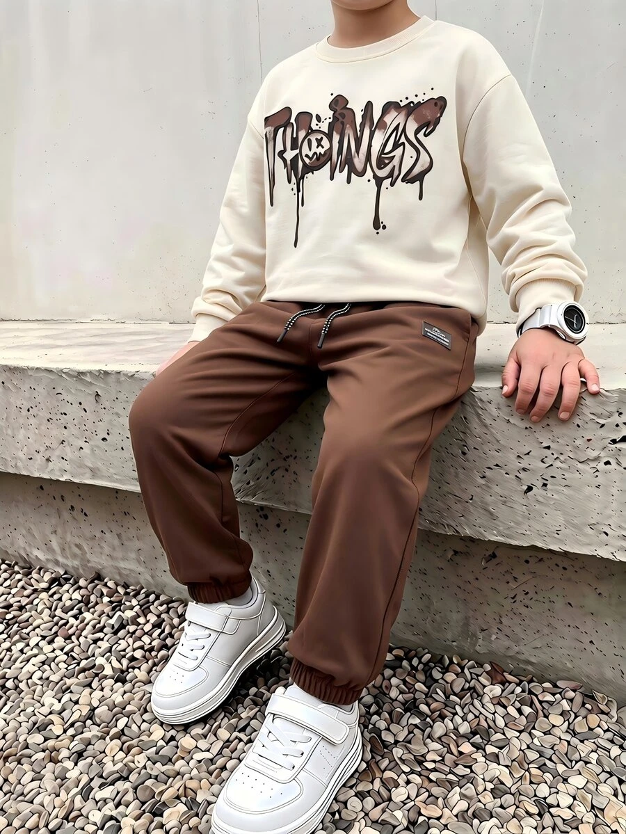 SHEIN Coolqubz 2 件套时尚白色连帽衫搭配橄榄绿色裤子，适合青少年男孩的时尚服装，连帽衫采用绿色定位印花，面料柔软舒适，适合春秋季节，适合上学、郊游等多种场合