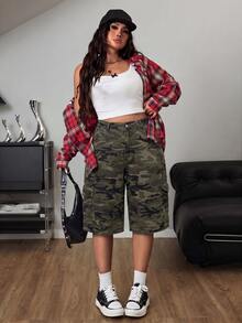 SHEIN ICON Celana Capri Denim Longgar Motif Kamuflase Ukuran Besar dengan Kantong Kancing - Hijau Tentara - View 4