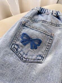 SHEIN Celana Jeans Denim Washed Model Lurus, Kasual, Lucu, Serbaguna, Desain Pita, Saku, Nyaman, Lembut, Longgar, Warna Biru Muda, Cocok untuk Kembali ke Sekolah dan Musim Gugur. - Biru - View 5