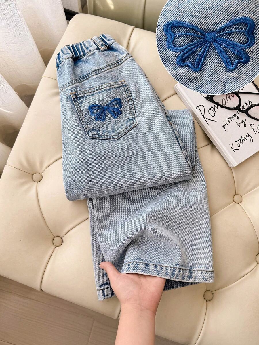 SHEIN Celana Jeans Denim Washed Model Lurus, Kasual, Lucu, Serbaguna, Desain Pita, Saku, Nyaman, Lembut, Longgar, Warna Biru Muda, Cocok untuk Kembali ke Sekolah dan Musim Gugur. - Biru - View 1