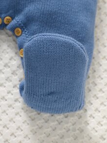 SHEIN 新生兒嬰兒毛衣風連身衣附襪子，彼得潘領＋精緻刺繡，長袖紳士風透視舒適藍色 - 彩色 - 查看 4