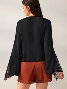 Willow Rêve 女款黑色雪紡襯衫，對比花卉蕾絲，前扣鈕扣，V領，喇叭長袖，秋季哥德風性感，萬聖節夜晚派對，性感上衣 - 黑色 - 查看 2