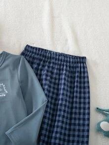 SHEIN Vintaside Kids 男童時尚經典極簡休閒日常舒適居家套裝，優質柔軟親膚針織羅紋素色淺灰綠圓領長袖上衣，搭配織紋綠色與白色格紋米色布料長褲，2件套家居服睡衣套裝 - 藏蓝色 - 查看 12