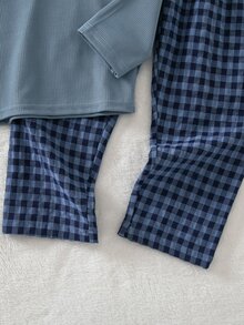 SHEIN Vintaside Kids 男童時尚經典極簡休閒日常舒適居家套裝，優質柔軟親膚針織羅紋素色淺灰綠圓領長袖上衣，搭配織紋綠色與白色格紋米色布料長褲，2件套家居服睡衣套裝 - 藏蓝色 - 查看 3