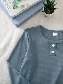 SHEIN Vintaside Kids 男童時尚經典極簡休閒日常舒適居家套裝，優質柔軟親膚針織羅紋素色淺灰綠圓領長袖上衣，搭配織紋綠色與白色格紋米色布料長褲，2件套家居服睡衣套裝 - 藏蓝色 - 查看 7