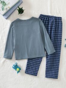 SHEIN Vintaside Kids 男童時尚經典極簡休閒日常舒適居家套裝，優質柔軟親膚針織羅紋素色淺灰綠圓領長袖上衣，搭配織紋綠色與白色格紋米色布料長褲，2件套家居服睡衣套裝 - 藏蓝色 - 查看 2