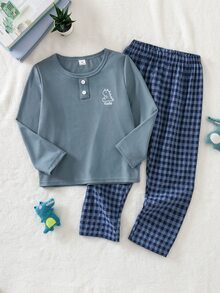 SHEIN Vintaside Kids 男童時尚經典極簡休閒日常舒適居家套裝，優質柔軟親膚針織羅紋素色淺灰綠圓領長袖上衣，搭配織紋綠色與白色格紋米色布料長褲，2件套家居服睡衣套裝 - 藏蓝色 - 查看 5