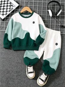 SHEIN 小男孩運動衫套裝，經典幾何圖案清新綠色與白色拼色波浪印花多色針織舒適柔軟圓領套頭運動衫長袖上衣，搭配同款鬆緊腰長褲，小男孩長袖長褲套裝，小男孩服飾，小男孩兩件套，適合秋冬，簡約百搭，適合4-7歲 - 彩色 - 查看 2