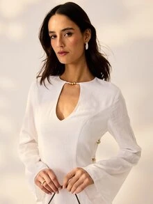 Aralina Gaun Mini Wanita Chic Warna Putih dengan Leher Berlubang dan Lengan Panjang Mengembang, Aksen Kancing, Sempurna untuk Pesta Musim Gugur atau Acara Jalan-jalan. - Putih - View 4