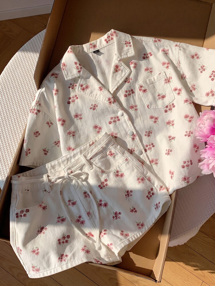 CovetEZ 女款花卉印花短袖上衣與牛仔短褲套裝 夏季女裝 節慶穿搭 女裝 海灘穿搭 外出穿搭 優雅女款套裝 休閒套裝 度假穿搭 夏季假期穿搭 田園風女裝 女性田園造型 社交套裝 花卉套裝 白色套裝 - 白色 - 查看 5