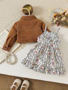 SHEIN Vintaside Kids 2件組女嬰棕色短款牛仔長袖夾克 + 小碎花細肩帶洋裝，休閒復古時尚優雅套裝，適合春秋日常穿著、上學、旅行、度假及各種場合 - 棕色 - 查看 3
