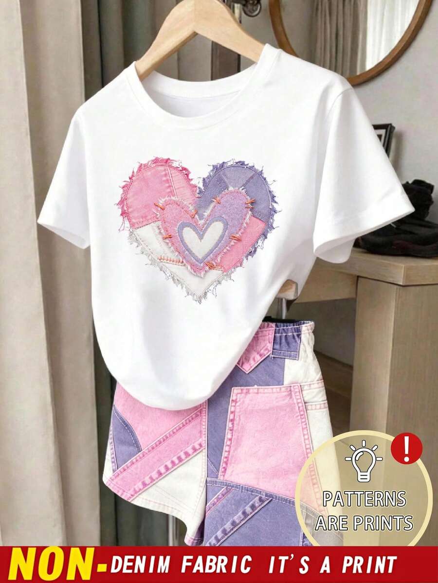 SHEIN 2件組 青少年女孩休閒牛仔風可愛粉白馬卡龍色系校園穿搭，愛心圖案短袖T恤與印花修身短褲，適合夏季度假