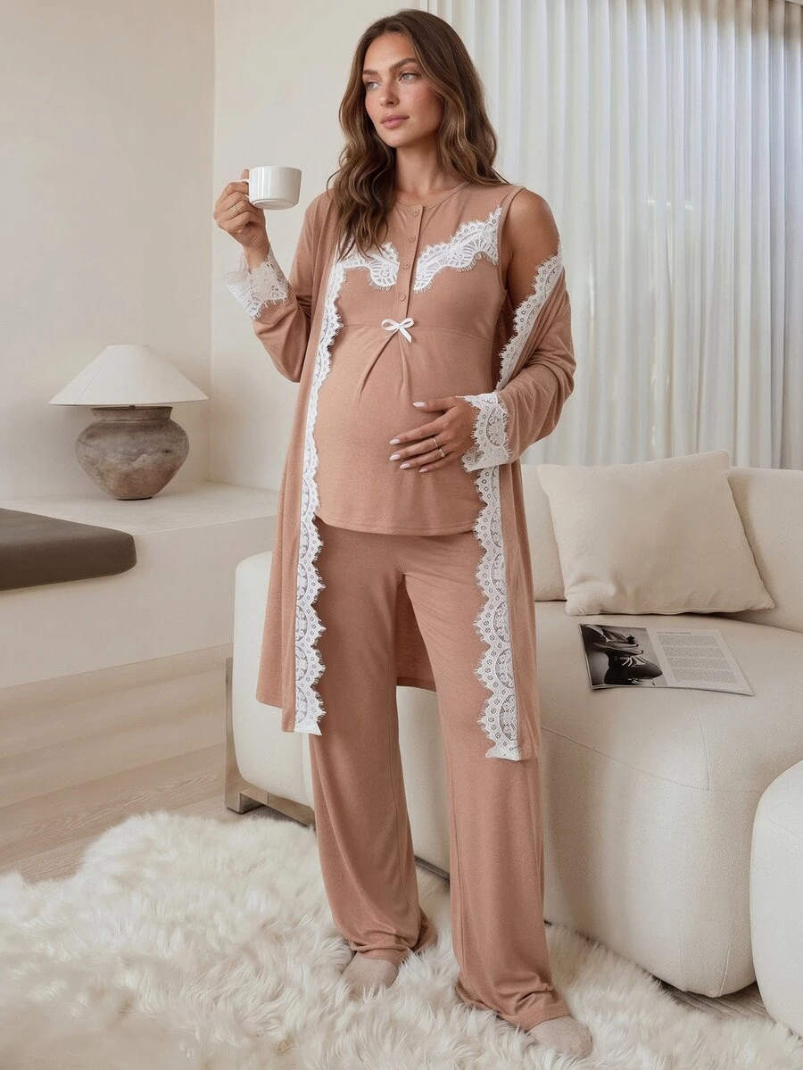 Slowluna 孕婦蕾絲拼接哺乳上衣、可調腰圍長褲與晨袍套裝 - 卡其色 - 查看 1