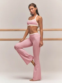 GLOWMODE FeatherFit™-CloudBlend Bra Halter Dua Warna Ringan & Mengangkat dengan Bagian Belakang Terbuka dan Bantalan yang Dapat Dilepas, Cocok untuk Latihan Barre, Balet, Pilates, dan Aktivitas Kasual Sehari-hari, Memberikan Dampak Rendah. - Berwarna merah muda - View 7