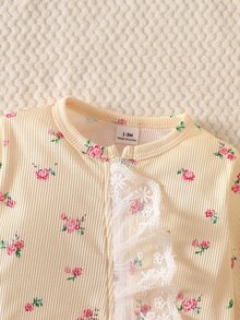 SHEIN 新生女嬰秋冬新款白色連身衣+蝴蝶結帽子套裝，圓領長袖連腳連身褲，滿版粉色碎花，前拉鍊設計，蕾絲拼接布料柔軟舒適，甜美可愛風格，適合0-9個月女嬰日常穿著 - 杏色 - 查看 11