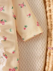 SHEIN 新生女嬰秋冬新款白色連身衣+蝴蝶結帽子套裝，圓領長袖連腳連身褲，滿版粉色碎花，前拉鍊設計，蕾絲拼接布料柔軟舒適，甜美可愛風格，適合0-9個月女嬰日常穿著 - 杏色 - 查看 6