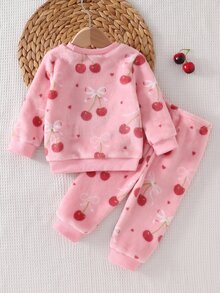 Set Piyama Bayi Perempuan Lucu & Nyaman, Lembut dan Halus, Motif Ceri Merah Muda di Seluruh Permukaan, Leher Bulat, Lengan Panjang, dan Celana, 2 Potong - Dusty Pink - View 4