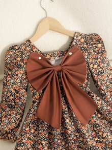 SHEIN Vintaside Kids 少女田園風春夏新款方領長袖梭織碎花洋裝，後背小V設計，可拆卸大蝴蝶結，寬下擺側褶邊，復古簡約百搭公主A字裙，適合戶外秋季出遊與海邊度假 - 彩色 - 查看 6