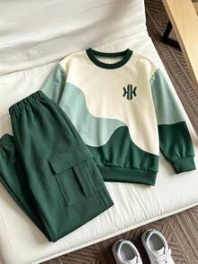 SHEIN 2件組小男孩休閒運動學院風街頭可愛酷感圖案三拼接條紋衛衣+長褲，適合日常穿著、上學、外出、運動，春秋季適用，簡約優雅設計，舒適時尚，男孩衣櫥的實用時尚選擇 - 綠色 - 查看 3