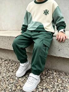 SHEIN 2件組小男孩休閒運動學院風街頭可愛酷感圖案三拼接條紋衛衣+長褲，適合日常穿著、上學、外出、運動，春秋季適用，簡約優雅設計，舒適時尚，男孩衣櫥的實用時尚選擇 - 綠色 - 查看 4