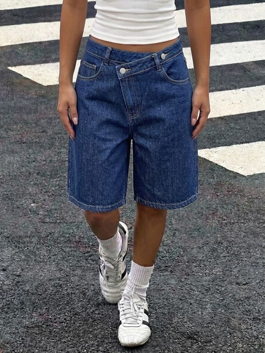 青少年女孩時尚不對稱腰部鈕扣口袋牛仔短褲 - 深色水洗藍 - 查看 1