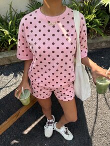 Muchica 2件套女士夏季多巴胺波点马图案印花圆领短袖T恤和波点短裤休闲套装，适合日常通勤、约会、派对、秋冬季、圣诞节、新年、感恩节、聚会、婚礼、海滩、毕业典礼、时尚、优雅、休闲、外出、约会、预订、通勤、闪亮、情人节、优雅、度假、休闲、Y2K、外出、毕业典礼等场合。 - 彩色 - 查看 4