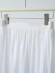 SHEIN Rosurelle Setelan Kasual Dua Potong Wanita: Atasan Camisole Berkerut dengan Detail Tanaman dan Rok Panjang - Hitam dan Putih - View 5