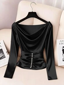 SHEIN Rosurelle 法式简约时尚纯色缎面黑色衬衫，采用垂领设计，收腰剪裁，珍珠纽扣闭合，褶裥设计，尽显优雅气质。新款冬季女式衬衫，适合冬季、圣诞节、新年等各种场合，百搭时尚，日常休闲穿着亦可，亦是都市教师的职业装。 - 黑色 - 查看 3