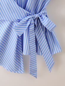 SHEIN Rosurelle 女士法式条纹领衬衫，夏季女士撞色条纹荷叶边短袖衬衫上衣，女士衬衫，女士条纹上衣，女士办公室商务装，女士系带腰身蓝白条纹短袖衬衫，新款女士高端质感衬衫，女士短袖不对称下摆荷叶边领衬衫上衣。蓝色条纹衬衫沙滩衬衫，女士蓝白衬衫短套装，女士度假蓝白条纹衬衫沙滩衬衫，女士夏季衬衫，女士度假蓝色条纹上衣，夏季度假衬衫，女士上衣和衬衫，女士条纹裹身衬衫，女士夏季衬衫，女士夏季度假服装，女士衬衫，女士休闲沙滩装，女士度假装 - 藍色 - 查看 4