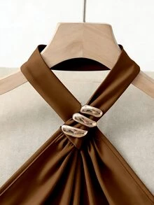 SHEIN Rosurelle Shades Of Brown 夏季優雅派對之夜棕色女款比基尼泳衣 掛脖設計 金色鈕扣細節 抓皺 無袖 不對稱下擺 - 咖啡棕 - 查看 4