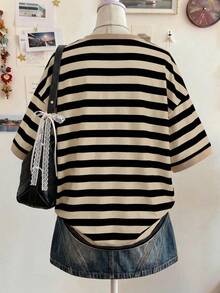 SHEIN EZwear 女士条纹圆领短袖撞色宽松T恤，适合日常通勤、约会、聚会、秋冬夏、圣诞节、新年、感恩节、派对、婚礼、海滩、毕业典礼、时尚、优雅、休闲、外出、约会、预订、通勤、闪亮、情人节、优雅、度假、休闲、Y2K、外出、毕业典礼等场合。 - 彩色 - 查看 2