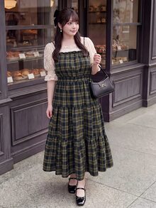 Bijouette 大尺碼格紋抽褶肩帶洋裝，寬鬆A字版型高腰設計，藍黑底色配白色格紋印花，方領＋多層荷葉邊下擺，完美遮肚、修飾臀部、顯瘦效果，適合梨形與蘋果身型，全尺寸無束縛感，日系溫柔風，通勤、約會、旅行、觀光穿搭 - 藍色 - 查看 6