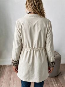 Louniche Jaket Trench Coat Wanita Motif Leopard Patchwork dengan Manset, Kancing Tunggal, dan Tali Serut di Pinggang - Aprikot - View 2