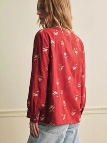 Écloséra Blus Lengan Panjang Wanita Elegan Musim Semi/Panas, Kerah V, Warna Dasar Merah dengan Motif Bunga Kecil Emas, Cocok untuk Jalan-jalan, Kencan, dan Perjalanan Sehari-hari - Merah - View 2