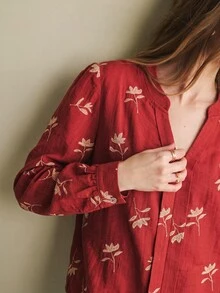Écloséra Blus Lengan Panjang Wanita Elegan Musim Semi/Panas, Kerah V, Warna Dasar Merah dengan Motif Bunga Kecil Emas, Cocok untuk Jalan-jalan, Kencan, dan Perjalanan Sehari-hari - Merah - View 7