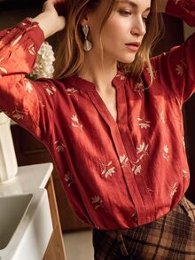 Écloséra Blus Lengan Panjang Wanita Elegan Musim Semi/Panas, Kerah V, Warna Dasar Merah dengan Motif Bunga Kecil Emas, Cocok untuk Jalan-jalan, Kencan, dan Perjalanan Sehari-hari - Merah - View 8