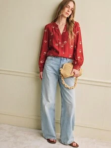 Écloséra Blus Lengan Panjang Wanita Elegan Musim Semi/Panas, Kerah V, Warna Dasar Merah dengan Motif Bunga Kecil Emas, Cocok untuk Jalan-jalan, Kencan, dan Perjalanan Sehari-hari - Merah - View 4