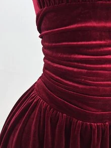 Elamini Gaun Beludru Burgundy Model Halter Neck dengan Pinggang Berkerut - Burgundy - View 4
