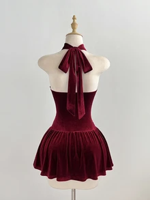 Elamini Gaun Beludru Burgundy Model Halter Neck dengan Pinggang Berkerut - Burgundy - View 2