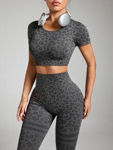 Slayform Slayform Setelan Olahraga Wanita Atasan Lengan Pendek Crop Motif Leopard dan Legging Pinggang Tinggi - Grey - View 5