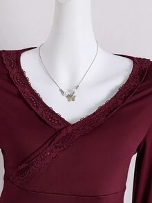 SHEIN 青少年女孩酒紅色愛心蕾絲飾邊領口T恤，精緻鎖骨設計，百褶腰部修飾遮腹部贅肉，喇叭長袖修飾手臂線條 - 酒紅色 - 查看 4
