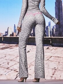 BABYPHAT Celana Legging Model Lebar Pinggang Tinggi Motif Leopard dengan Detail Logo Tulisan, Celana Panjang Elastis, Cocok untuk Pesta Liburan - Grey - View 4
