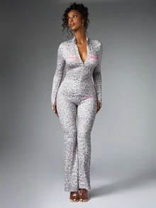 BABYPHAT Celana Legging Model Lebar Pinggang Tinggi Motif Leopard dengan Detail Logo Tulisan, Celana Panjang Elastis, Cocok untuk Pesta Liburan - Grey - View 5