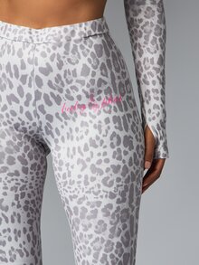 BABYPHAT Celana Legging Model Lebar Pinggang Tinggi Motif Leopard dengan Detail Logo Tulisan, Celana Panjang Elastis, Cocok untuk Pesta Liburan - Grey - View 6