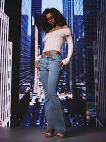 BABYPHAT Celana Jeans Model Flare dengan Logo Bordir Merah Muda dan Detail Mahkota, Pinggang Sedang, Gaya Retro Y2K Denim Bootcut - Medium Wash - View 2