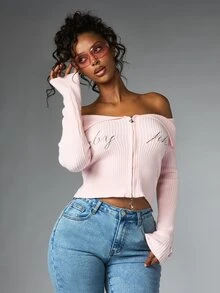 BABYPHAT Crop top rajut bergaris dengan model bahu terbuka, lengan panjang, resleting depan, dan detail logo tulisan. - Berwarna merah muda - View 5