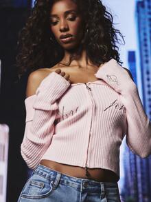 BABYPHAT Crop top rajut bergaris dengan model bahu terbuka, lengan panjang, resleting depan, dan detail logo tulisan. - Berwarna merah muda - View 1